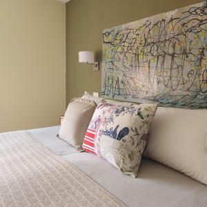 1 dormitorio con 1 cama con un mapa grande en la pared en Hotel Lunajuim en El Chaltén