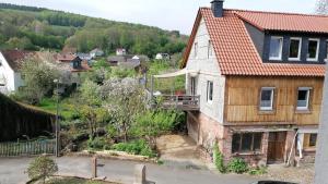 eine Luftansicht eines Hauses in einem Dorf in der Unterkunft Sand 68 in Steinau an der Straße
