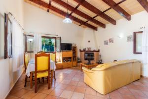 uma sala de estar com um sofá e uma mesa em Casa Coral - Cala Bona em Cala Bona