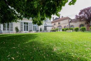 une grande cour devant une maison dans l'établissement Qualisterra - Chambres d'Hôtes, Vignoble Bio-inspirant et Bien-être Corps et Esprit, à Bar-sur-Aube