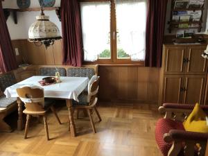 uma sala de jantar com mesa e cadeiras em Das Häusle em Neubulach