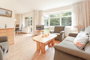 sala de estar con sofá y mesa en Harringsredder Harringskoje, en Malente