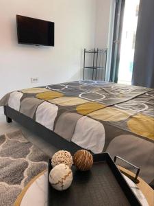 une chambre avec un grand lit avec une télévision à écran plat dans l'établissement Apartament Happy Sea View, à Mamaia Nord – Năvodari 15 autres photos