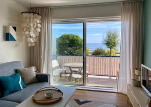 a living room with a couch and a view of the ocean at La cabine de Léontine in La Baule
