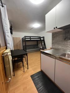 Una cocina o cocineta en Appartamento di Equa al Passo del Tonale