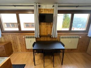 Una televisión o centro de entretenimiento en Appartamento di Equa al Passo del Tonale