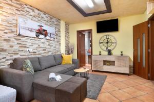 ein Wohnzimmer mit einem Sofa und einem TV in der Unterkunft Casa Barriguita in Yaiza