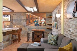un salon avec un canapé et un bar dans l'établissement Casa Barriguita, à Yaiza