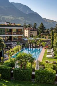 un complejo con piscina y un edificio en Hotel Ansitz Plantiz en Merano