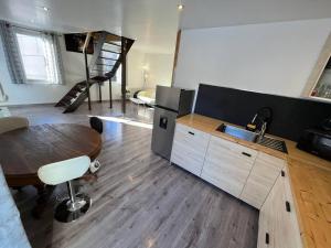 TV a/nebo společenská místnost v ubytování Logement entier: appartement.