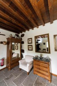 サンタ・ルシアにあるAncient Historical Houseの鏡、椅子、ドレッサーが備わる客室です。