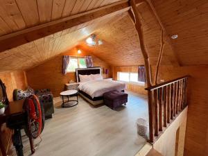- une chambre avec un lit dans une maison en bois dans l'établissement Lala Mountain Homestay‧Cile Farm, à Hualing