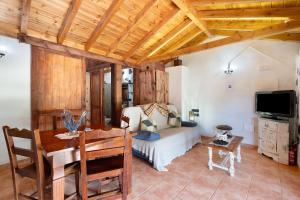 - une chambre avec un lit et une table ainsi qu'une salle à manger dans l'établissement Casa Rural Medina 2, à San Sebastián de la Gomera
