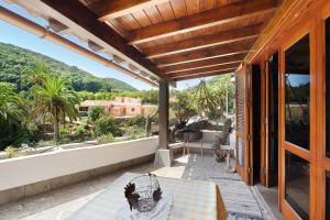 d'une terrasse avec une table et une vue sur les montagnes. dans l'établissement Casa Rural Medina 2, à San Sebastián de la Gomera
