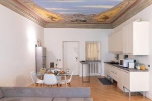 A kitchen or kitchenette at Il giardino di Luy Apartment