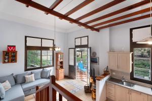 een woonkamer met een bank en een tafel bij La Huerta in Hermigua