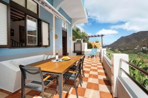 a wooden table on the balcony of a house at La Huerta in Hermigua