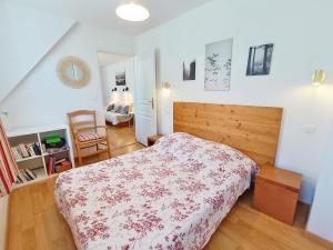 a bedroom with a bed with a red and white blanket at Le Venasque, T2, centre Luchon, wifi, casier à ski, 4 personnes in Luchon