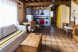 sala de estar con sofá y mesa en Centro de Turismo Rural La Coruja del Ebro, en Valderredible