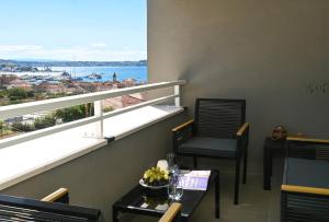 een kamer met een balkon met uitzicht op het water bij Apartment TRI MASLINE in Trogir