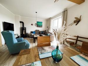 TV a/nebo společenská místnost v ubytování Haus Mönchgut - Haushälfte 1 "Feuerstein"