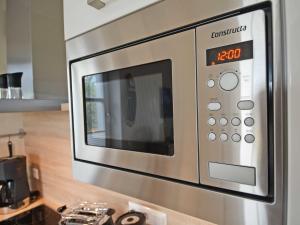 Kuchyň nebo kuchyňský kout v ubytování Haus Mönchgut - Haushälfte 1 "Feuerstein"