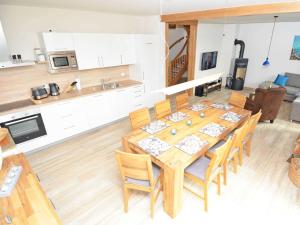 Kuchyň nebo kuchyňský kout v ubytování Haus Mönchgut - Haushälfte 1 "Feuerstein"