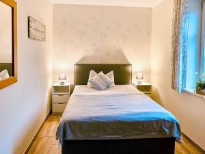 Postel nebo postele na pokoji v ubytování Haus Mönchgut - Haushälfte 1 "Feuerstein"