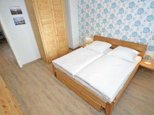 Postel nebo postele na pokoji v ubytování Haus Mönchgut - Haushälfte 1 "Feuerstein"
