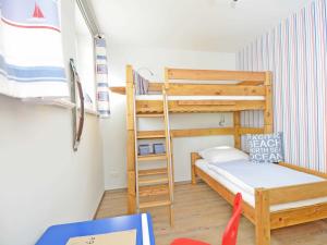 Postel nebo postele na pokoji v ubytování Haus Mönchgut - Haushälfte 1 "Feuerstein"