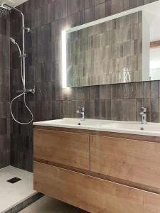 a bathroom with two sinks and a shower with a mirror at La maison de Mounette in LʼIsle-dʼAbeau