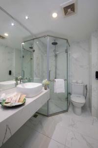 Koupelna v ubytování Danly Hotel 24 Đào Tấn HN - by BAY LUXURY