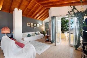 a living room with a couch and a table at Casa Claudia in Hermigua