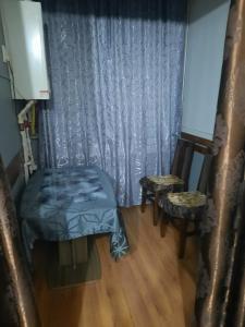um quarto com uma cama, uma mesa e cadeiras em GARSONIERA ÎN REGIM HOTELIER em Târgu Jiu
