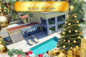 ein Weihnachtsbaum vor einem Haus mit Pool in der Unterkunft Apartments Villa Nina in Fažana