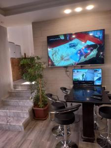 索瓦馬的住宿－شاليه ڤيو VIEW Chalet，一间会议室,配有桌椅和大屏幕