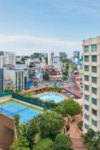 einen Tennisplatz mitten in einer Stadt in der Unterkunft New World Saigon Hotel in Ho-Chi-Minh-Stadt