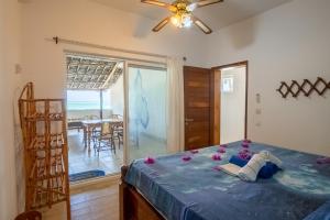 um quarto com uma cama com flores roxas em Beachfront Villa Thamani with Private Pool and Beach ZanzibarHouses em Pwani Mchangani