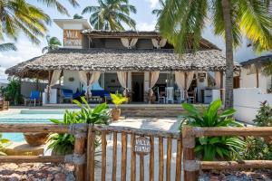 una casa en la playa con una valla en Beachfront Villa Thamani with Private Pool and Beach ZanzibarHouses, en Pwani Mchangani