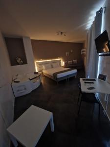 a hotel room with a bed and a table at Living in Casoria