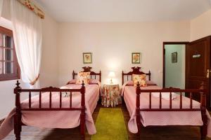 sypialnia z 2 łóżkami i oknem w obiekcie Casa de Telégrafos w mieście Vallehermoso