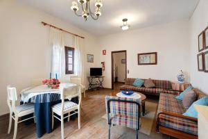 - un salon avec un canapé et une table dans l'établissement Casa de Telégrafos, à Vallehermoso