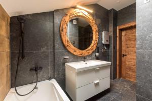 バンスコにあるFinest Luxury Penthouse Bansko Royal Towersの浴槽、洗面台、鏡のあるバスルーム +73枚の写真