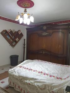uma cama num quarto com uma cómoda em شقة مفروشة no Cairo