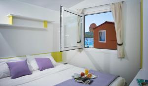 Postel nebo postele na pokoji v ubytování Mobile Homes Camp Perna - Adriatic Kampovi