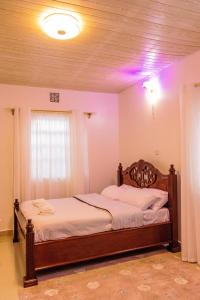 1 Schlafzimmer mit 2 Betten in einem Zimmer in der Unterkunft Homely Escapes in Nanyuki