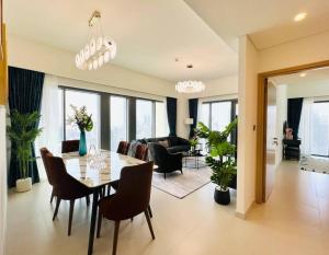 ein Esszimmer und ein Wohnzimmer mit einem Tisch und Stühlen in der Unterkunft 3BR, Burj Khalifa,Fountain48 in Dubai