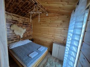 Habitación con cama en una cabaña de madera en Domek Modern Barn 1 Całoroczny 800m od Park Wodnego Suntago Ranczo Gold Mania en Krzyżówka