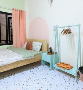 - une chambre avec un lit et une balançoire dans l'établissement Wasabi House 2 gần chợ đêm 5p đi bộ, à Đà Lạt