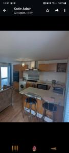 una cocina con mesa y 2 sillas. en peaceful one bedroom apartment, en Antrim